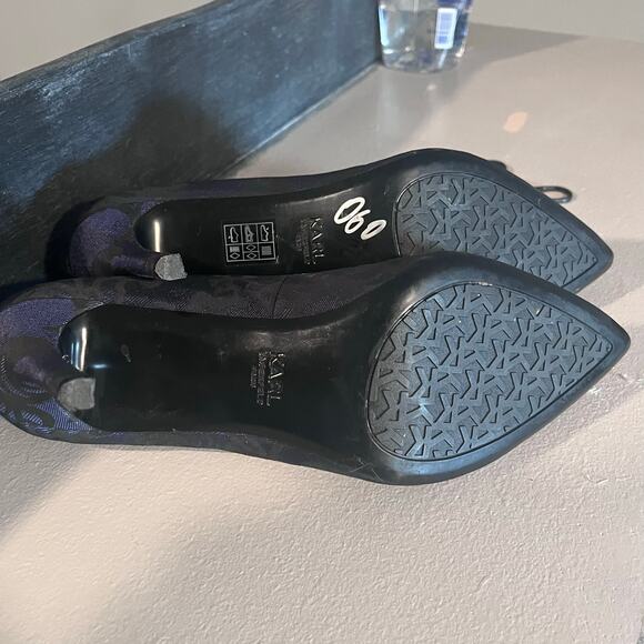 Karl Lagerfeld Brocade Pointed Toe Heels Size 9M Navy Black Pumps Evening Party - Picture 11 of 11